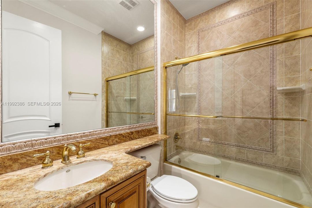 Activo con contrato: $1,299,000 (5 camas, 4 baños, 3818 Pies cuadrados)