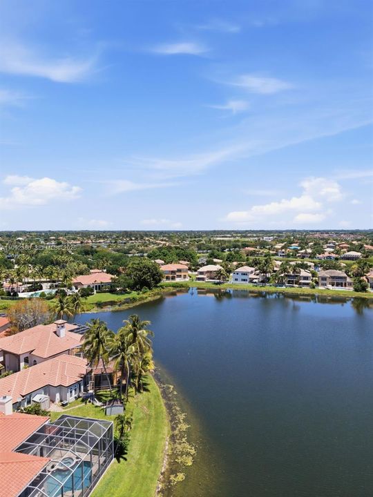 Activo con contrato: $1,299,000 (5 camas, 4 baños, 3818 Pies cuadrados)