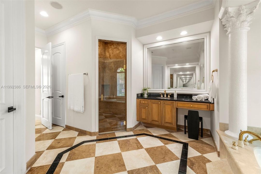 Activo con contrato: $1,299,000 (5 camas, 4 baños, 3818 Pies cuadrados)