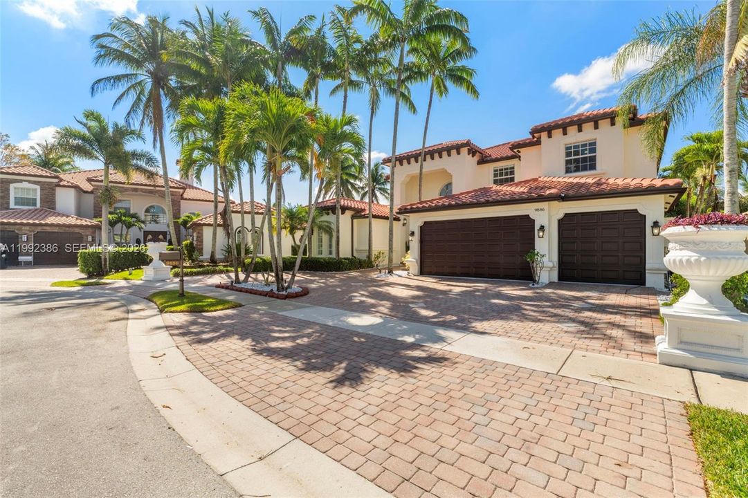 Activo con contrato: $1,299,000 (5 camas, 4 baños, 3818 Pies cuadrados)