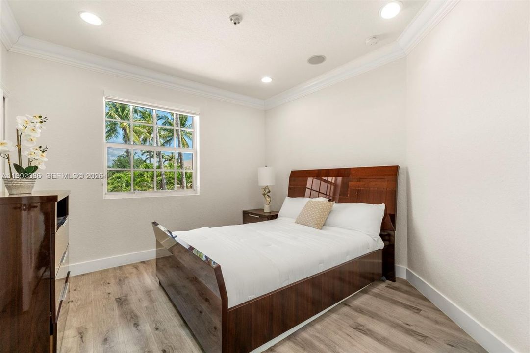 Activo con contrato: $1,299,000 (5 camas, 4 baños, 3818 Pies cuadrados)
