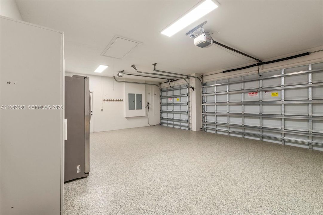 Activo con contrato: $1,299,000 (5 camas, 4 baños, 3818 Pies cuadrados)