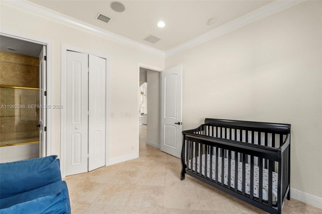 Activo con contrato: $1,299,000 (5 camas, 4 baños, 3818 Pies cuadrados)