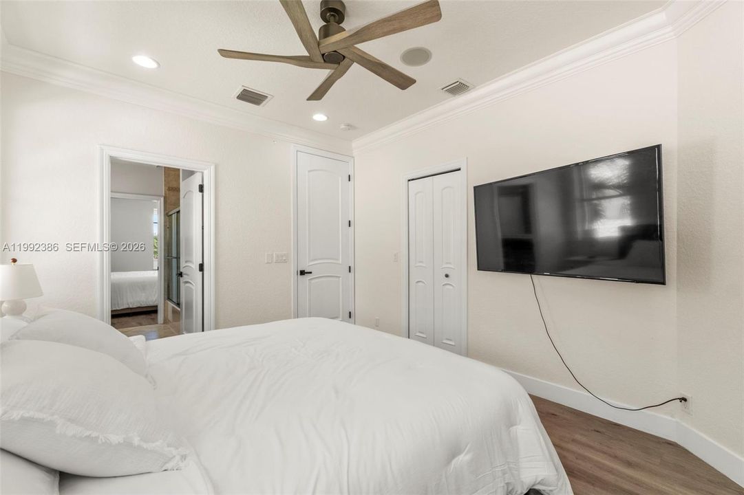 Activo con contrato: $1,299,000 (5 camas, 4 baños, 3818 Pies cuadrados)