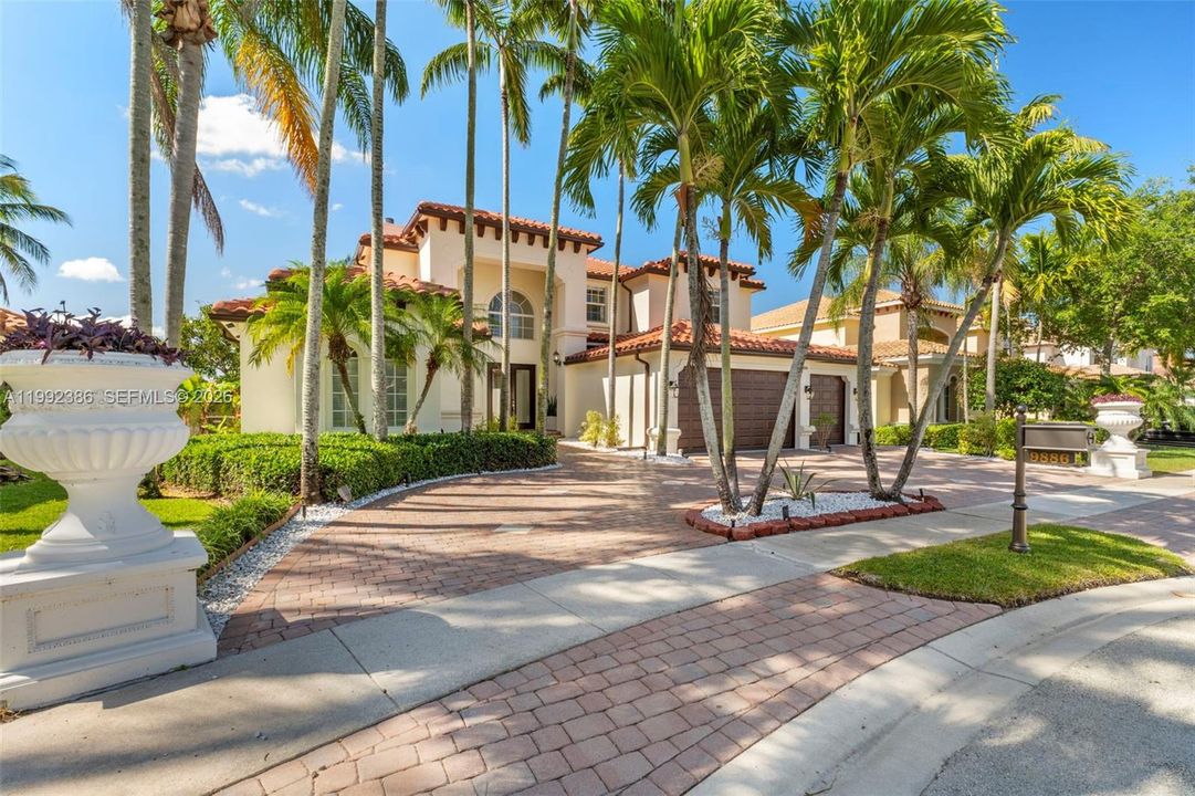 Activo con contrato: $1,299,000 (5 camas, 4 baños, 3818 Pies cuadrados)