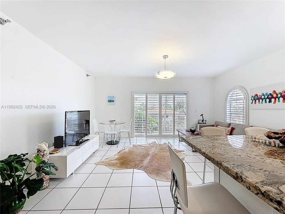 На продажу: $569,000 (2 спален, 2 ванн, 1180 Квадратных фут)