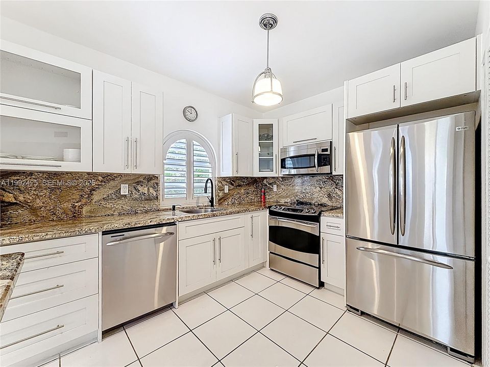 На продажу: $569,000 (2 спален, 2 ванн, 1180 Квадратных фут)