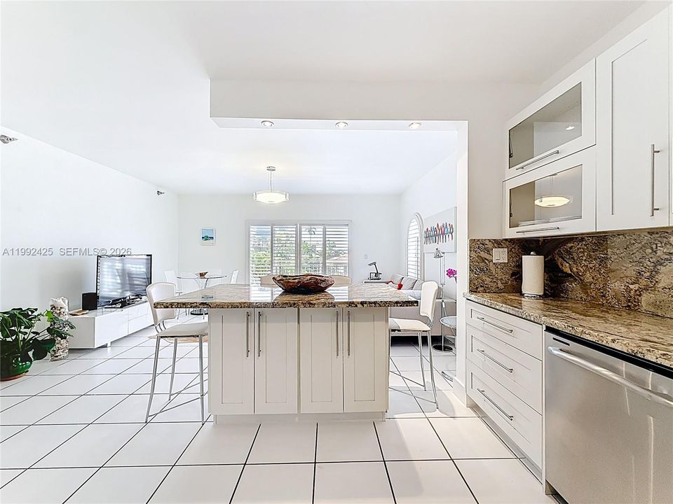 На продажу: $569,000 (2 спален, 2 ванн, 1180 Квадратных фут)