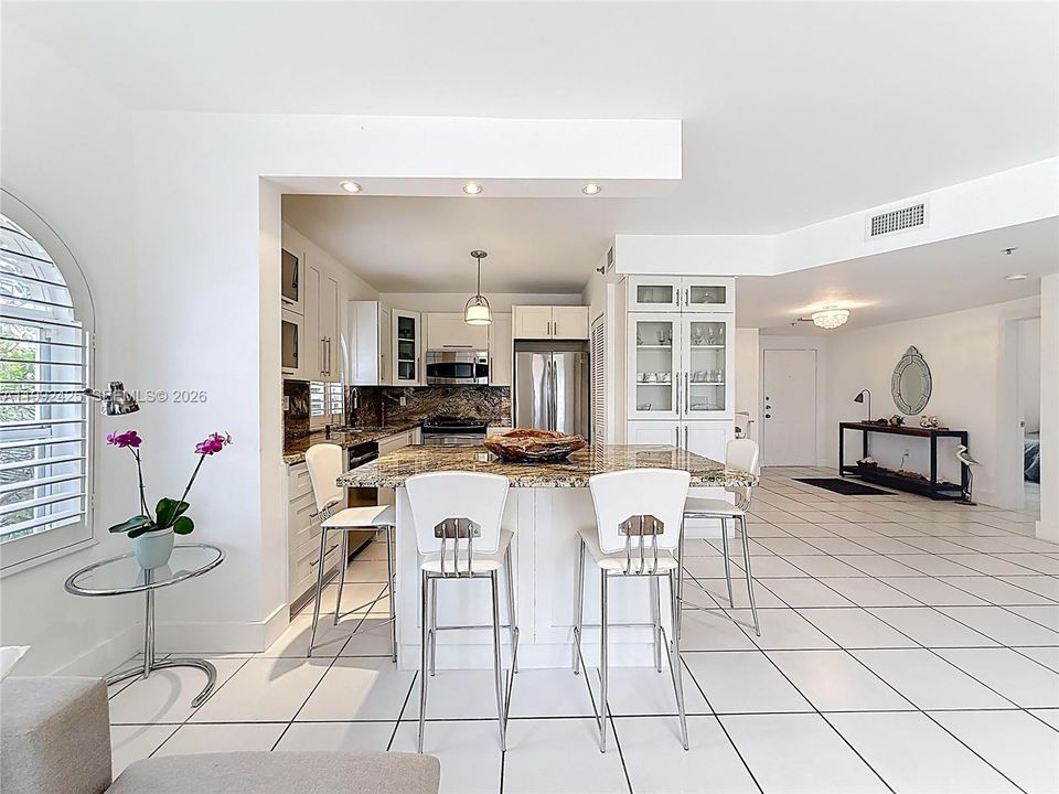 На продажу: $569,000 (2 спален, 2 ванн, 1180 Квадратных фут)