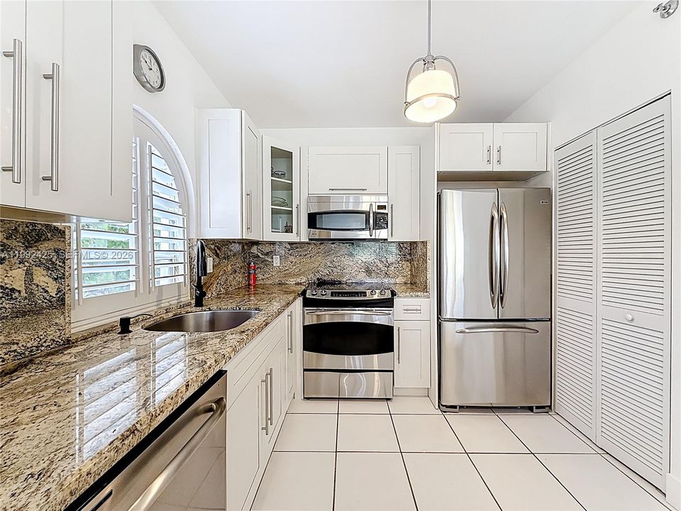 На продажу: $569,000 (2 спален, 2 ванн, 1180 Квадратных фут)