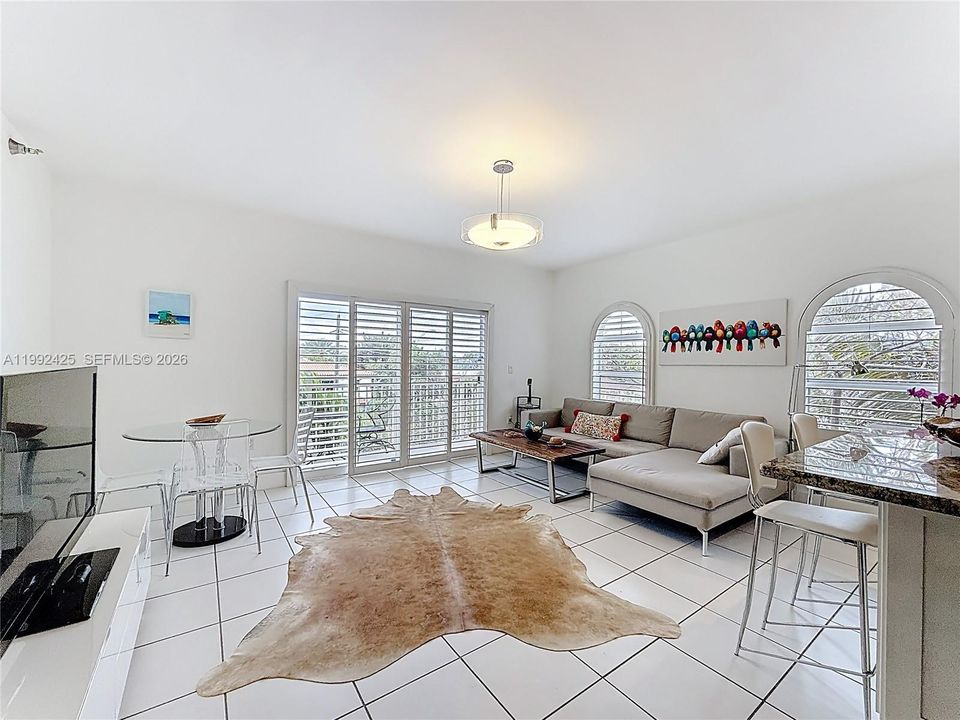 На продажу: $569,000 (2 спален, 2 ванн, 1180 Квадратных фут)