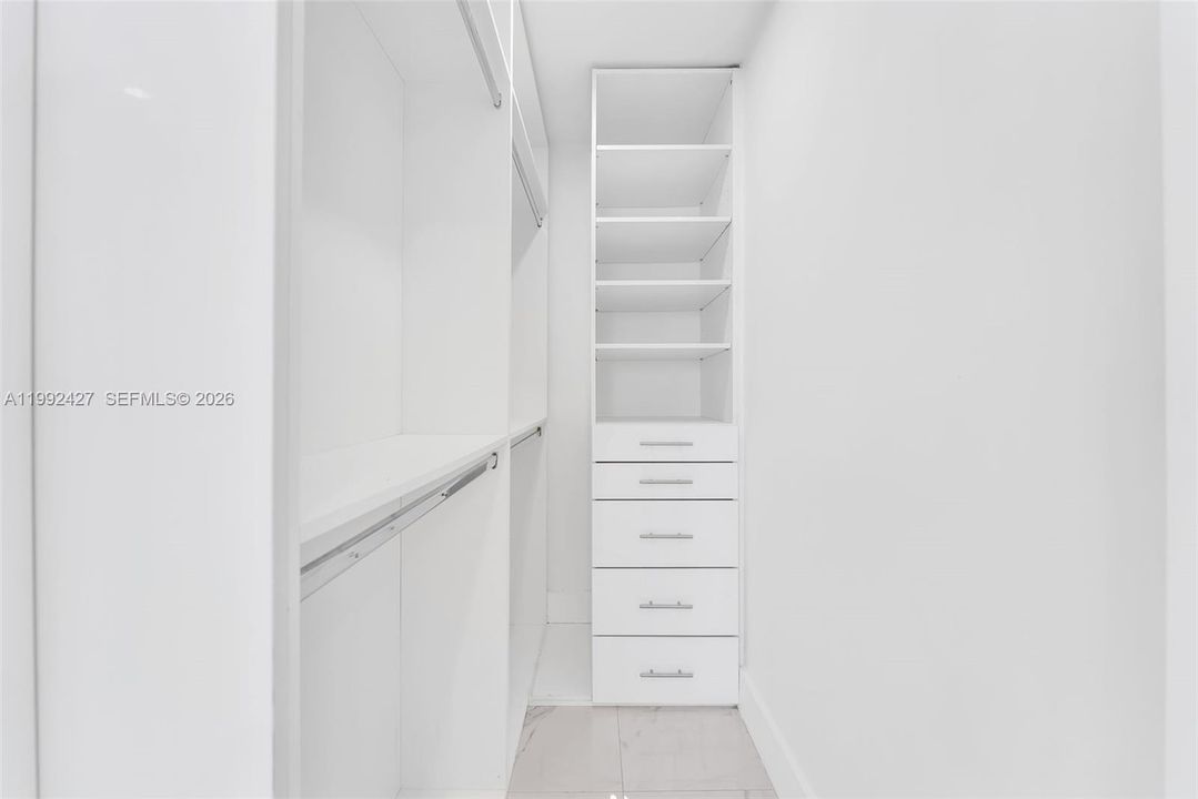 合同活跃: $645,000 (4 贝兹, 3 浴室, 1483 平方英尺)
