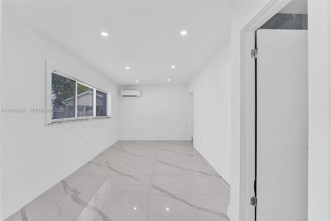 合同活跃: $645,000 (4 贝兹, 3 浴室, 1483 平方英尺)