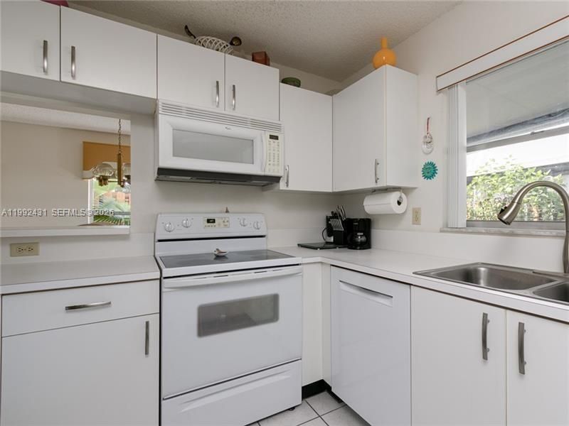 Active With Contract: $479,900 (3 beds, 2 baths, 1691 Square Feet)