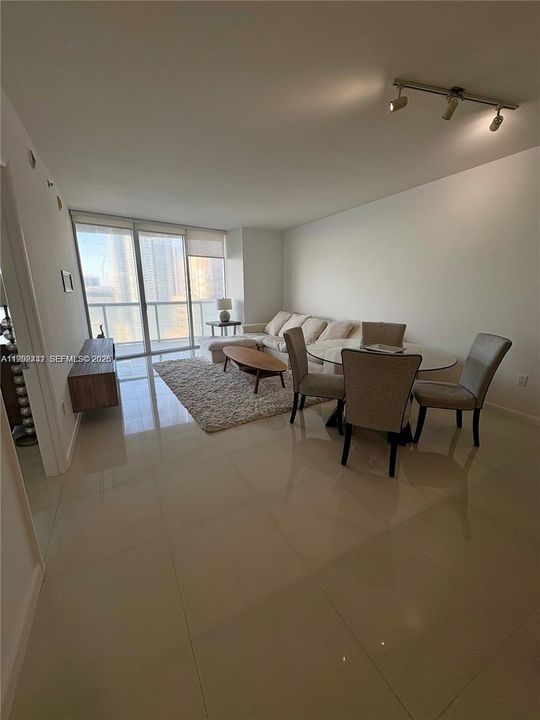 В аренду: $4,200 (1 спален, 1 ванн, 1035 Квадратных фут)