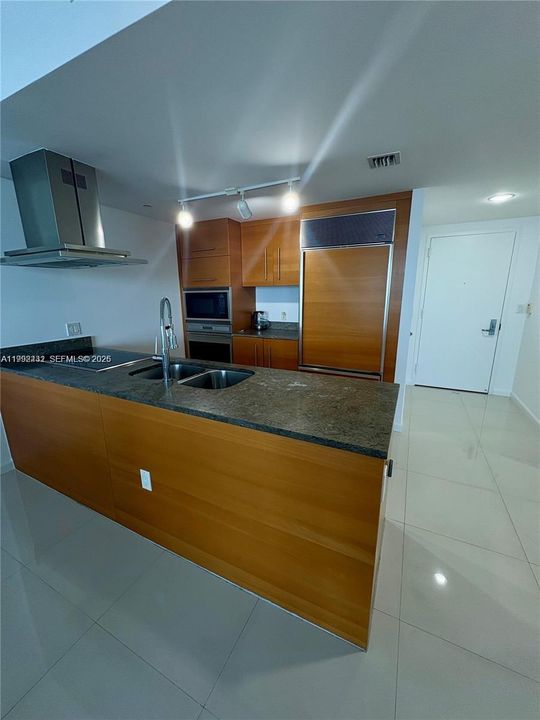 В аренду: $4,200 (1 спален, 1 ванн, 1035 Квадратных фут)