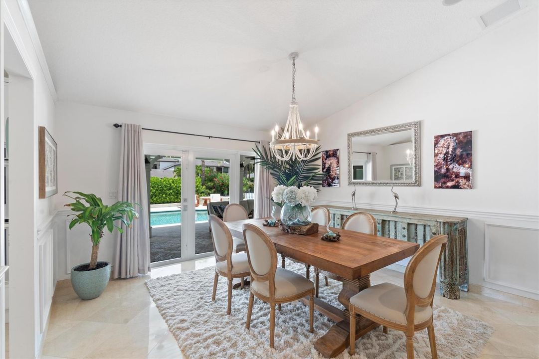 dining room pool view