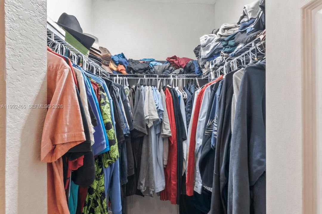 Activo con contrato: $4,000 (4 camas, 3 baños, 2300 Pies cuadrados)