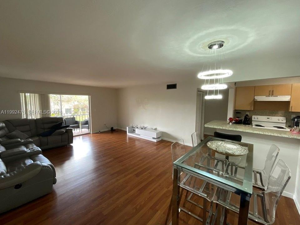 Active With Contract: $2,100 (2 beds, 1 baths, 891 Square Feet)