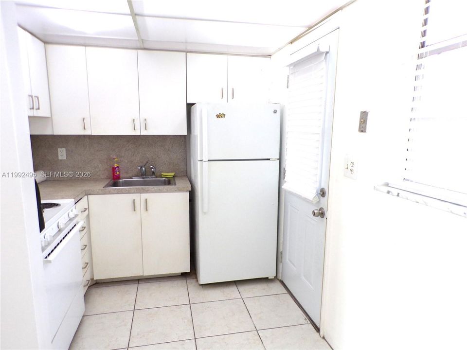 For Sale: $165,000 (1 beds, 1 baths, 768 Square Feet)