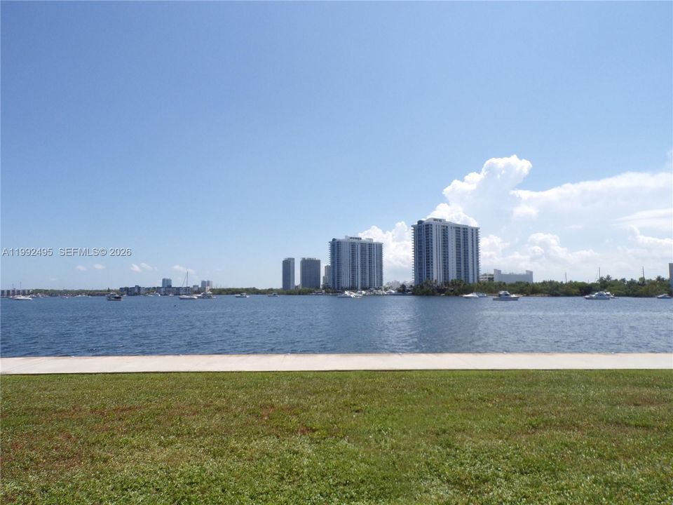 For Sale: $165,000 (1 beds, 1 baths, 768 Square Feet)