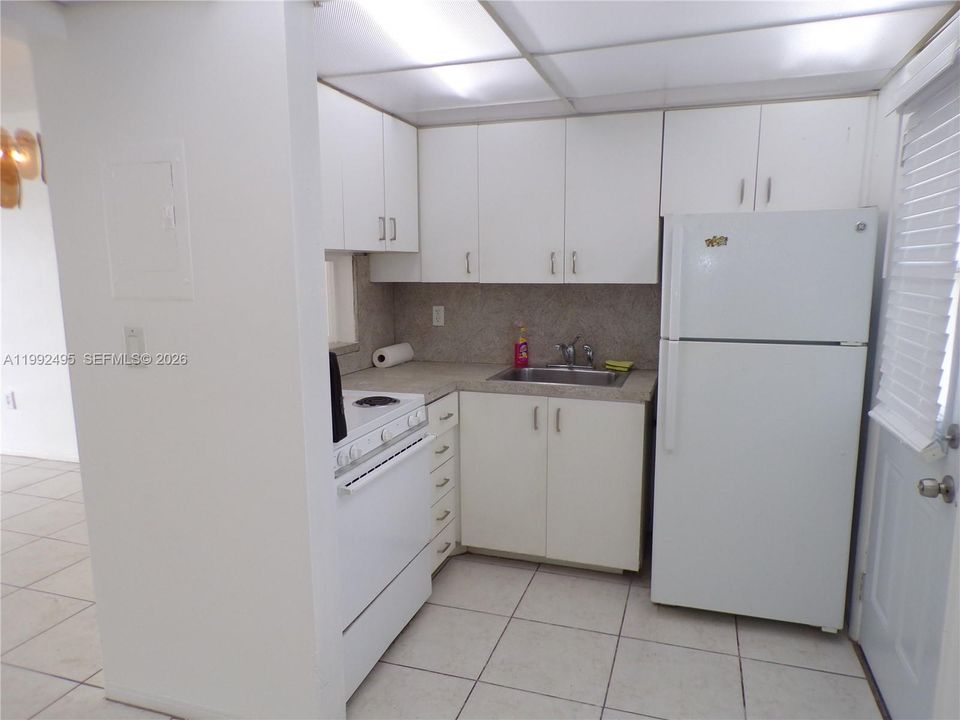 For Sale: $165,000 (1 beds, 1 baths, 768 Square Feet)