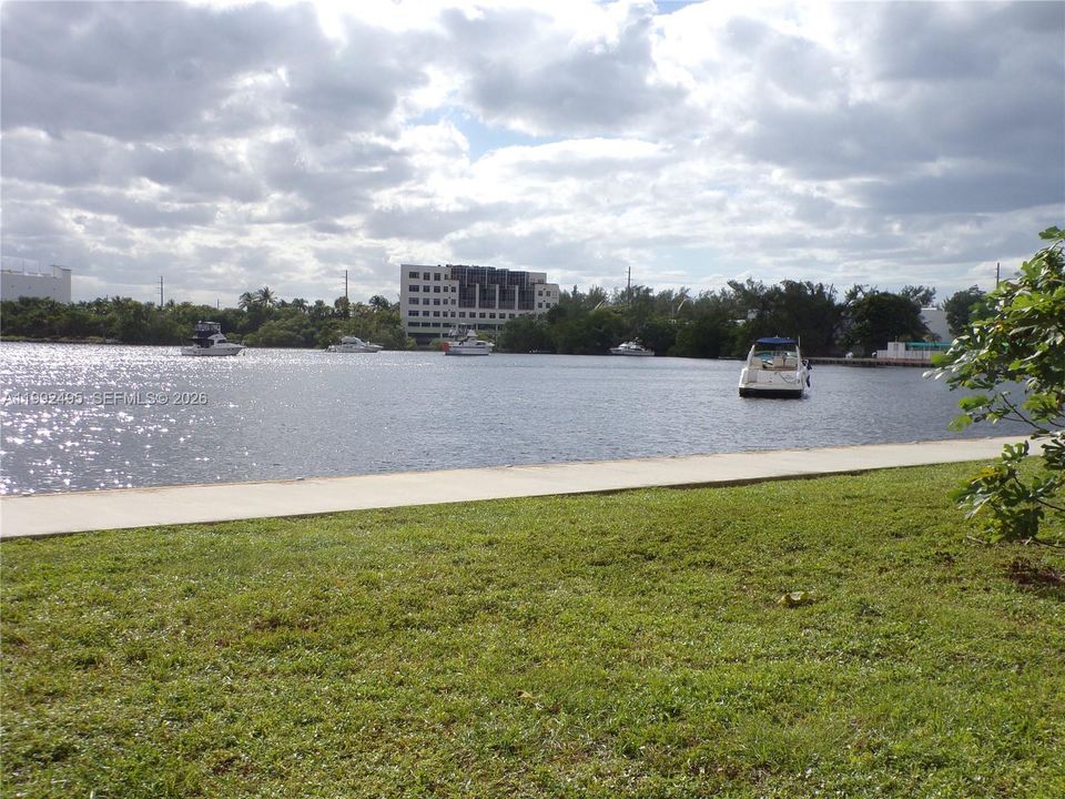 For Sale: $165,000 (1 beds, 1 baths, 768 Square Feet)