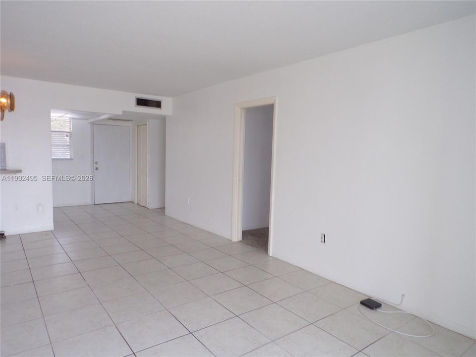 For Sale: $165,000 (1 beds, 1 baths, 768 Square Feet)