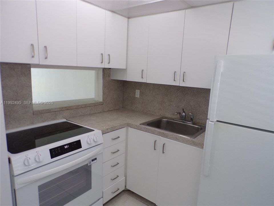 For Sale: $165,000 (1 beds, 1 baths, 768 Square Feet)