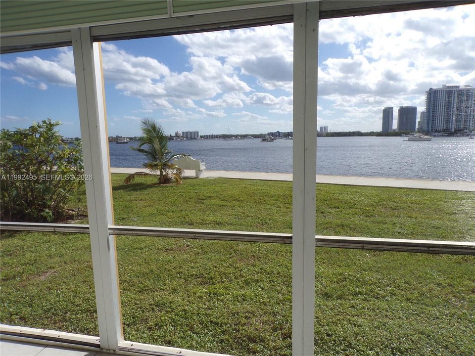 For Sale: $165,000 (1 beds, 1 baths, 768 Square Feet)