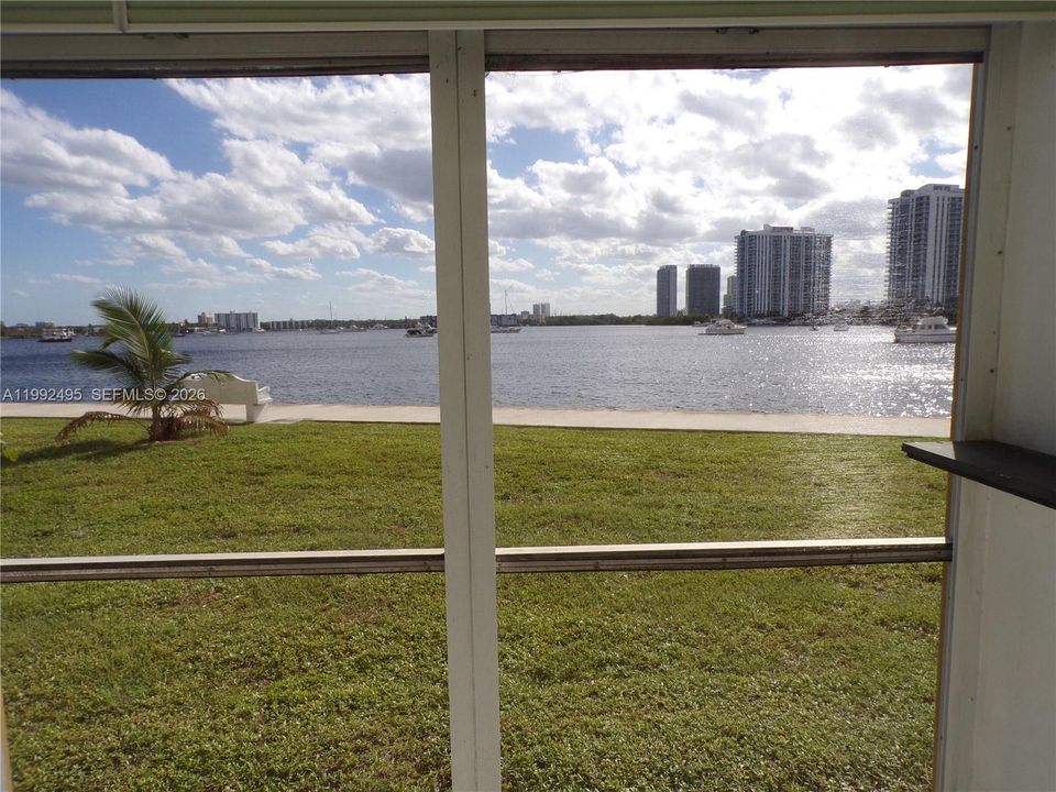 For Sale: $165,000 (1 beds, 1 baths, 768 Square Feet)