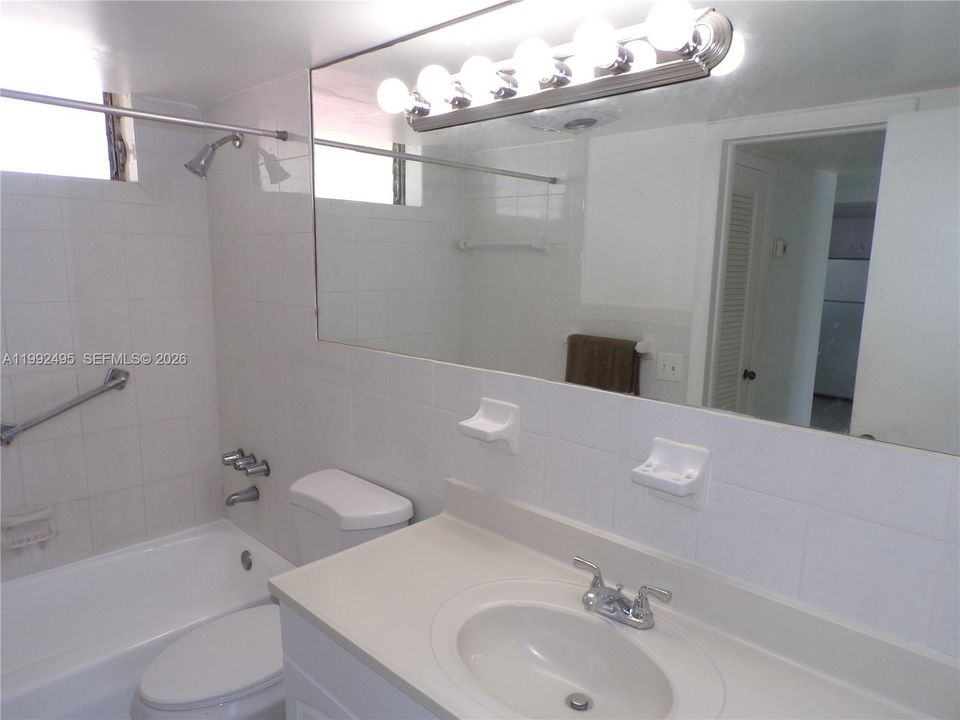 For Sale: $165,000 (1 beds, 1 baths, 768 Square Feet)