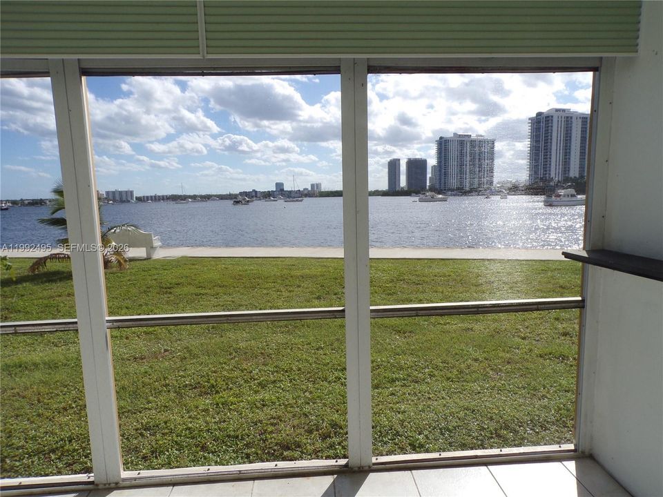 For Sale: $165,000 (1 beds, 1 baths, 768 Square Feet)