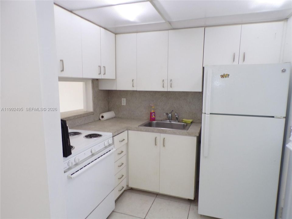 For Sale: $165,000 (1 beds, 1 baths, 768 Square Feet)