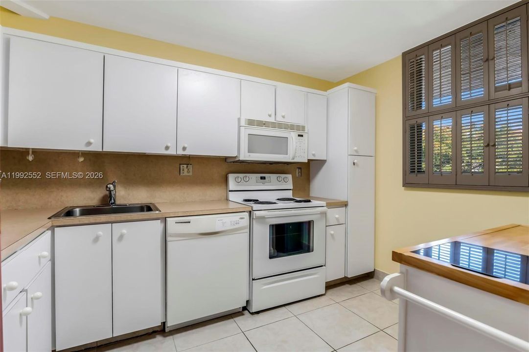 For Sale: $115,000 (2 beds, 2 baths, 1100 Square Feet)