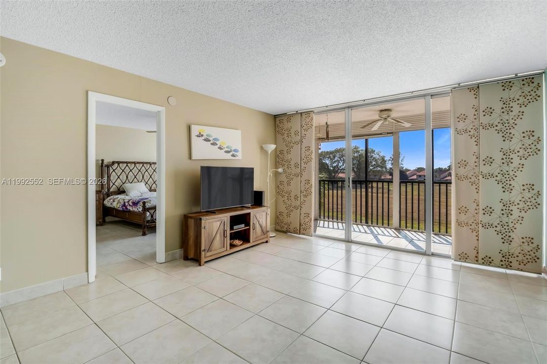For Sale: $115,000 (2 beds, 2 baths, 1100 Square Feet)