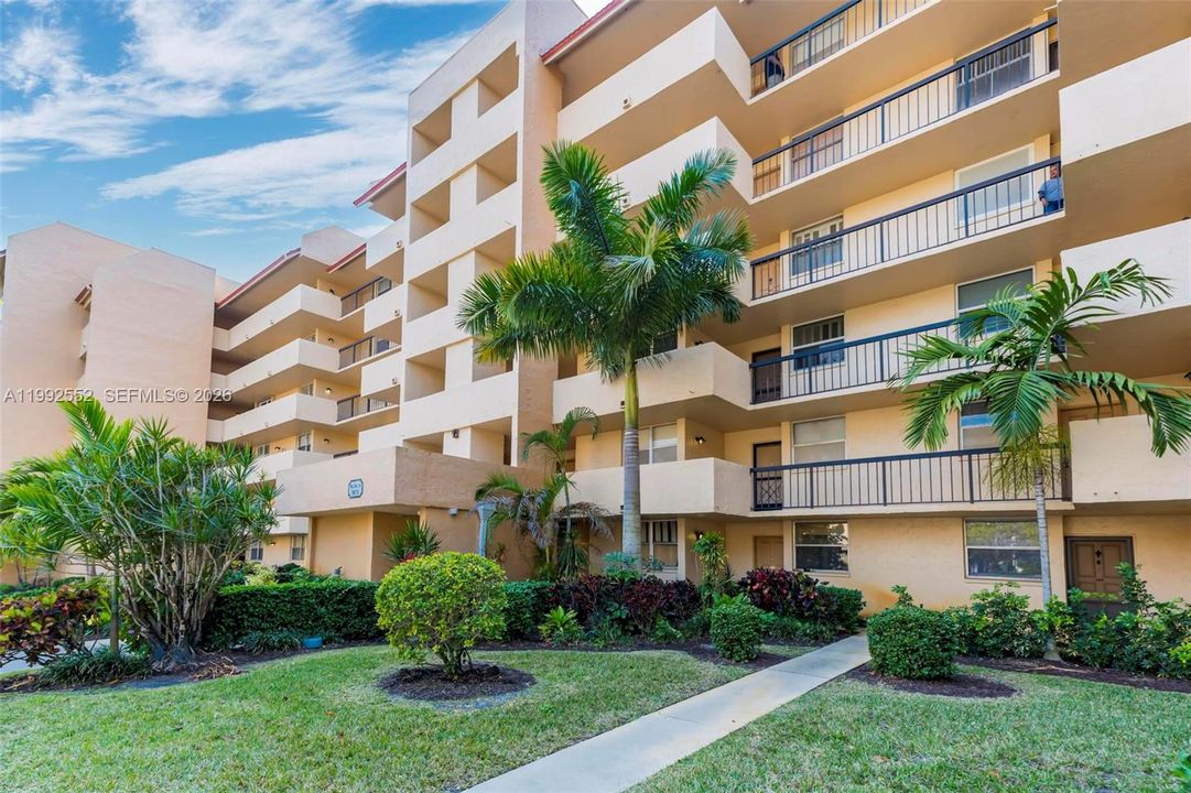 For Sale: $115,000 (2 beds, 2 baths, 1100 Square Feet)