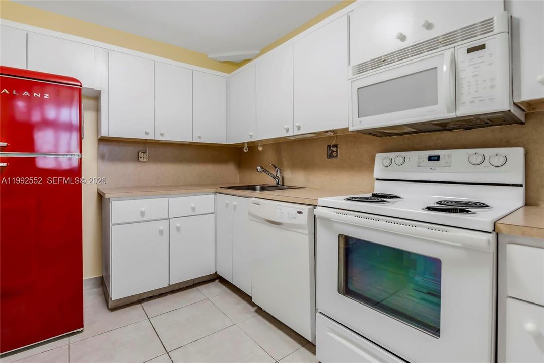For Sale: $115,000 (2 beds, 2 baths, 1100 Square Feet)