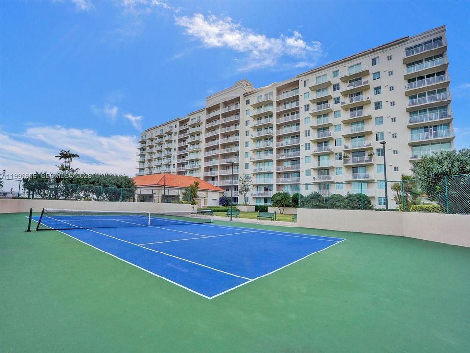 Active With Contract: $699,900 (3 beds, 2 baths, 1510 Square Feet)