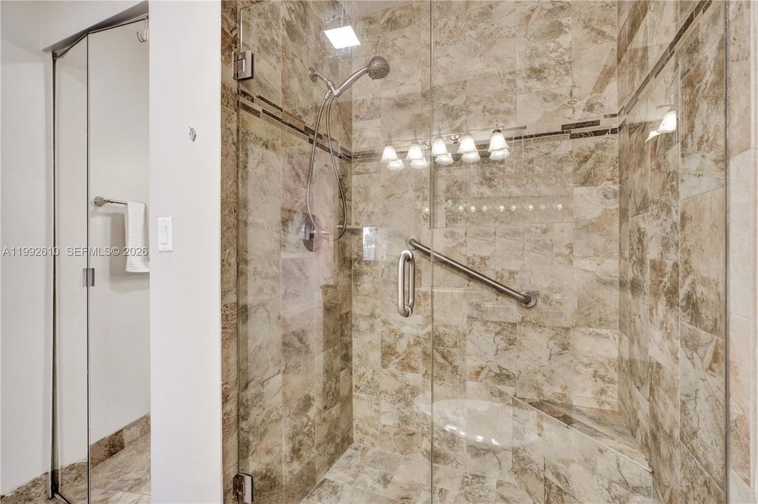 En Venta: $357,900 (2 camas, 2 baños, 1064 Pies cuadrados)