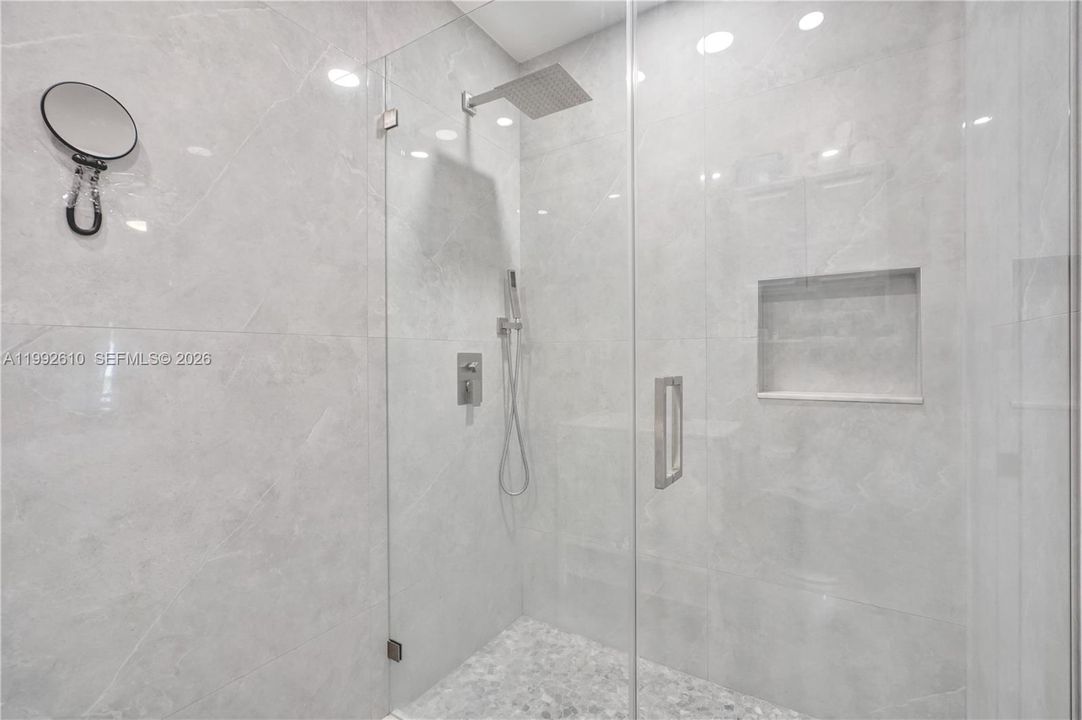 En Venta: $357,900 (2 camas, 2 baños, 1064 Pies cuadrados)