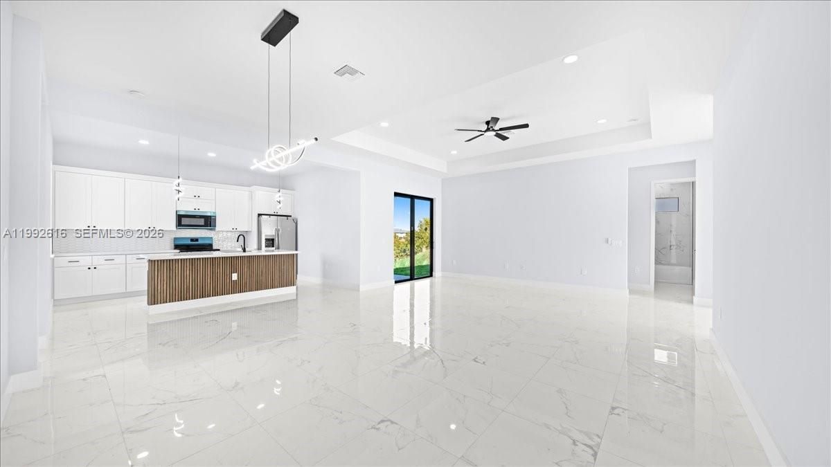 Недавно продано: $354,900 (4 спален, 2 ванн, 1842 Квадратных фут)