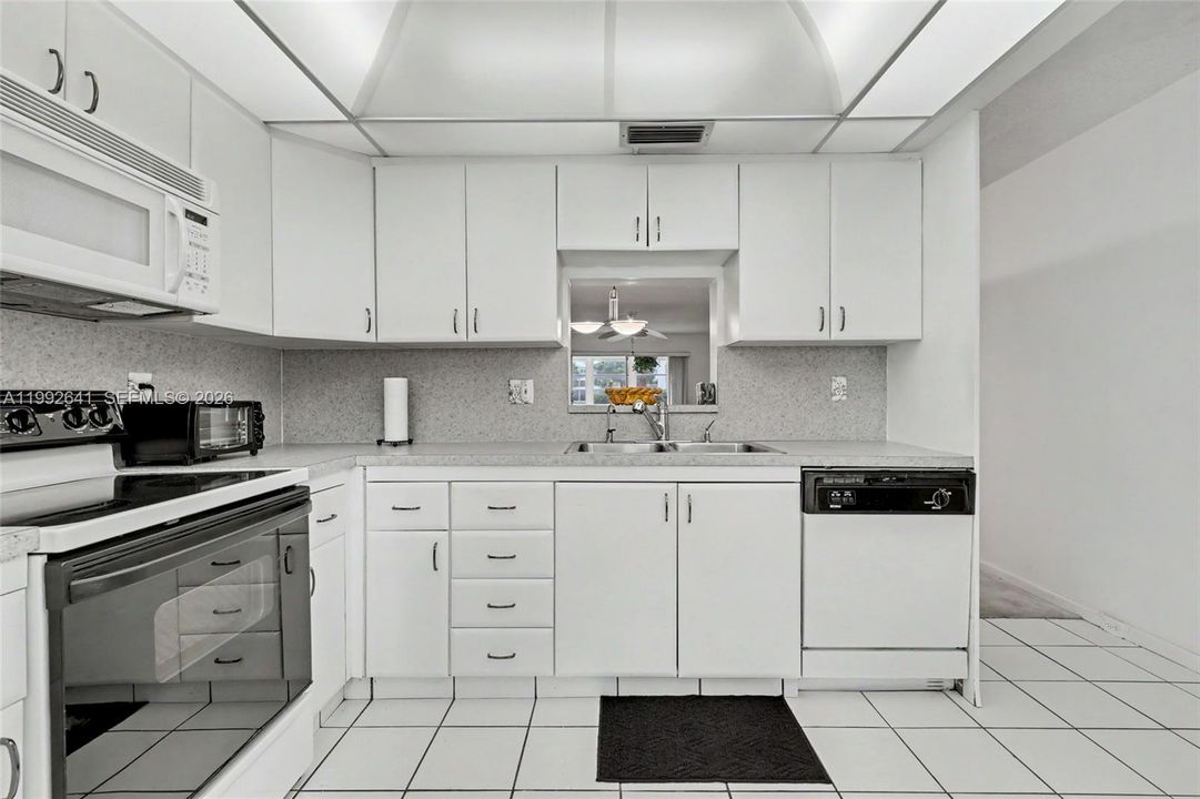 На продажу: $124,000 (2 спален, 2 ванн, 1156 Квадратных фут)