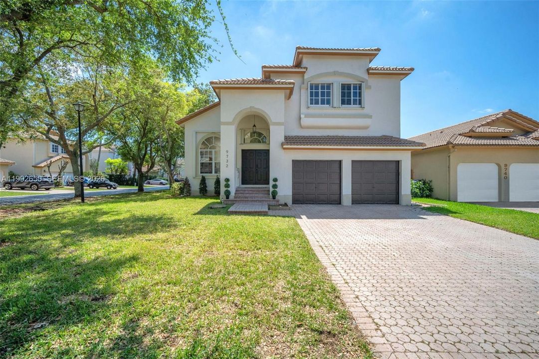 Vendido Recientemente: $939,999 (4 camas, 3 baños, 2400 Pies cuadrados)