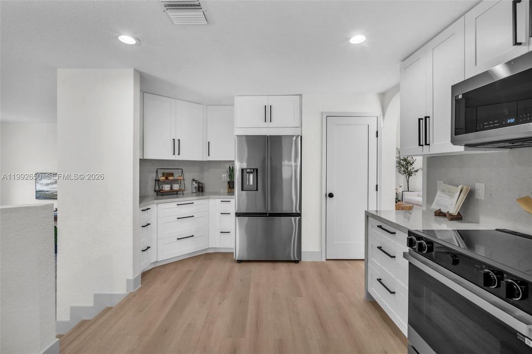 Vendido Recientemente: $939,999 (4 camas, 3 baños, 2400 Pies cuadrados)