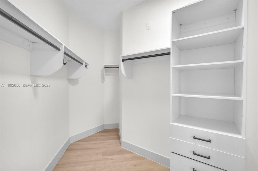Vendido Recientemente: $939,999 (4 camas, 3 baños, 2400 Pies cuadrados)