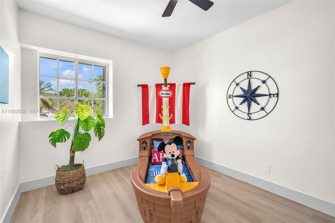 Vendido Recientemente: $939,999 (4 camas, 3 baños, 2400 Pies cuadrados)