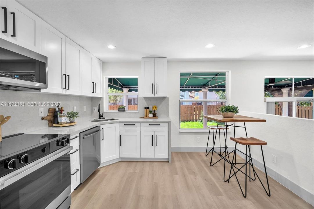 Vendido Recientemente: $939,999 (4 camas, 3 baños, 2400 Pies cuadrados)