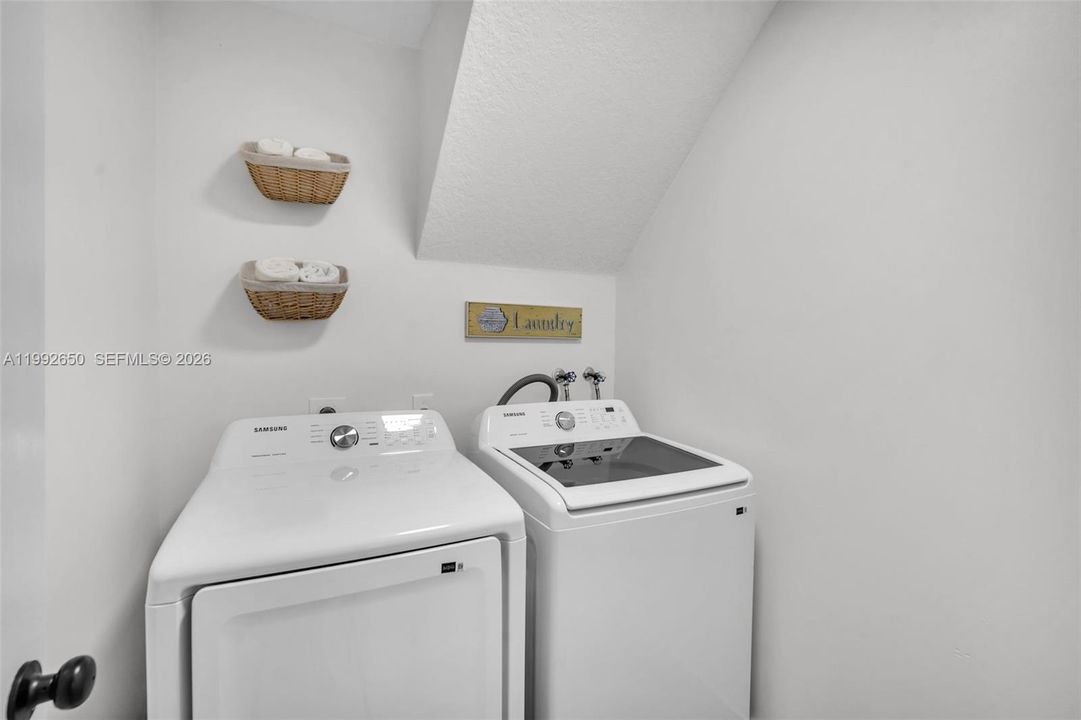 Vendido Recientemente: $939,999 (4 camas, 3 baños, 2400 Pies cuadrados)