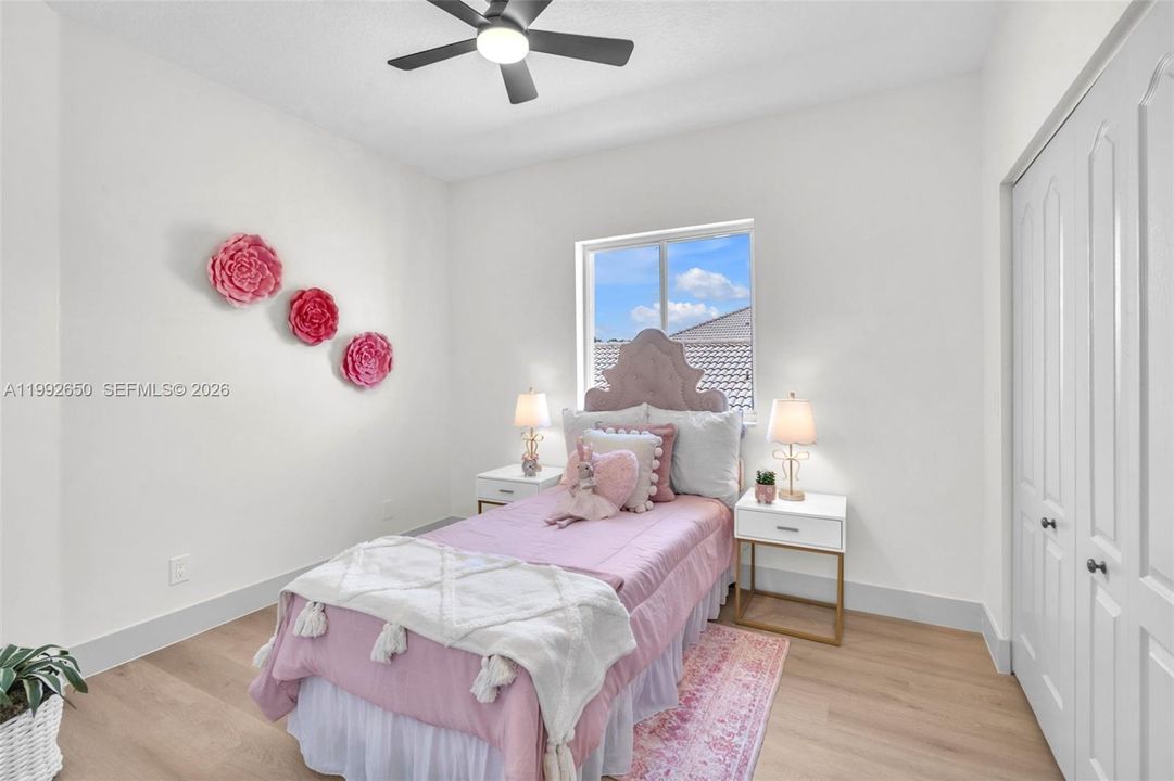 Vendido Recientemente: $939,999 (4 camas, 3 baños, 2400 Pies cuadrados)